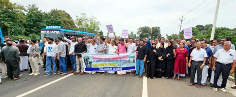 കുമ്പള ആരിക്കാടിയിൽ ടോൾ പ്ലാസ സ്ഥാപിക്കുന്നതിനെതിരെ ജനകീയ ആക്‌ഷൻ കമ്മിറ്റി നേതൃത്വത്തിൽ നടന്ന ബഹുജന മാർച്ച്‌