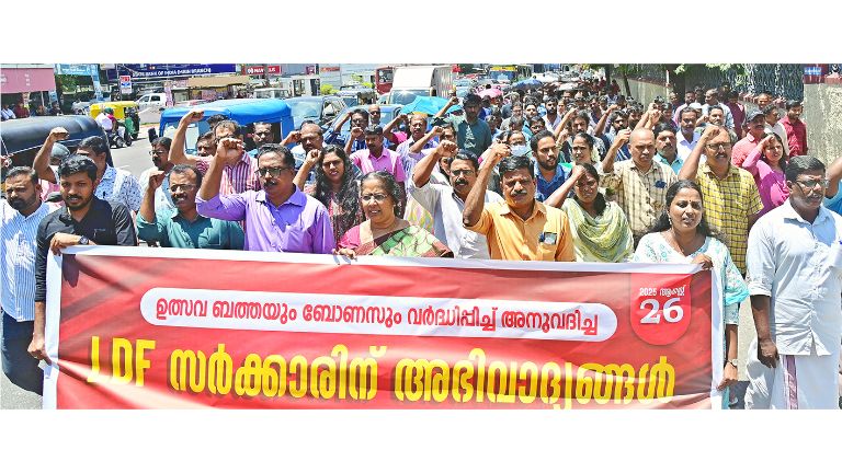 സർക്കാർ ജീവനക്കാർക്കും അധ്യാപകർക്കും ബോണസ്, ഉത്സവബത്ത അനുവദിച്ച സംസ്ഥാന സർക്കാരിന്‌  അഭിവാദ്യമർപ്പിച്ച്‌ എഫ്എസ്ഇടിഒ യുടെ നേതൃത്വത്തിൽ പ്രകടനം നടത്തി 