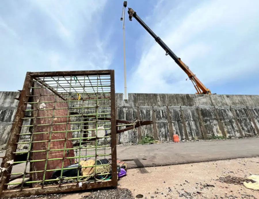 ദേശീയപാത ഒന്നാം റീച്ചിൽ മൊഗ്രാല്പുത്തൂരില് തെരുവുവിളക്ക് സ്ഥാപിക്കുന്നതിനിടെ ക്രെയിനിൽനിന്ന് പൊട്ടിവീണ
മാൻ ലിഫ്റ്റ്. കരാറുകാരായ ഉൗരാളുങ്കൽ ലേബർ കോൺട്രാക്ട് സൊസൈറ്റിയുടെ ഇലക്ട്രിക്കൽ വിഭാഗം തൊഴിലാളികളായ വടകര നാദാപുരം റോഡ് പുളിയിന്റെ താഴക്കുനി അക്ഷയ്, മണിയൂർ പതിയാരക്കര കൊറ്റിട്ടയിൽ താഴെക്കുനിയിൽ അശ്വിൻ എന്നിവരാണ് മരിച്ചത്. വിളക്ക് ഉറപ്പിക്കുന്നതിനിടെ ക്രെയിനിൽ ഘടിപ്പിച്ച മാൻലിഫ്റ്റ് തകര്ന്ന് റോഡിലേക്ക് പതിക്കുകയായിരുന്നു.