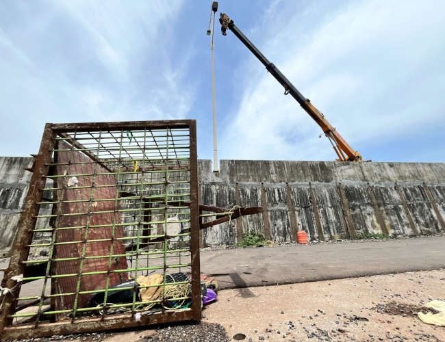 ദേശീയപാത  ഒന്നാം റീച്ചിൽ  മൊഗ്രാല്‍പുത്തൂരില്‍ തെരുവുവിളക്ക്‌ സ്ഥാപിക്കുന്നതിനിടെ ക്രെയിനിൽനിന്ന് പൊട്ടിവീണ  മാൻ ലിഫ്റ്റ്.  കരാറുകാരായ ഉ‍ൗരാളുങ്കൽ ലേബർ കോൺട്രാക്ട്‌ സൊസൈറ്റിയുടെ ഇലക്ട്രിക്കൽ വിഭാഗം തൊഴിലാളികളായ വടകര നാദാപുരം റോഡ്‌  പുളിയിന്റെ താഴക്കുനി അക്ഷയ്,  മണിയൂർ പതിയാരക്കര കൊറ്റിട്ടയിൽ താഴെക്കുനിയിൽ അശ്വിൻ  എന്നിവരാണ്‌ മരിച്ചത്‌. വിളക്ക്    ഉറപ്പിക്കുന്നതിനിടെ ക്രെയിനിൽ ഘടിപ്പിച്ച  മാൻലിഫ്‌റ്റ്‌ തകര്‍ന്ന്‌ റോഡിലേക്ക്‌ പതിക്കുകയായിരുന്നു.  