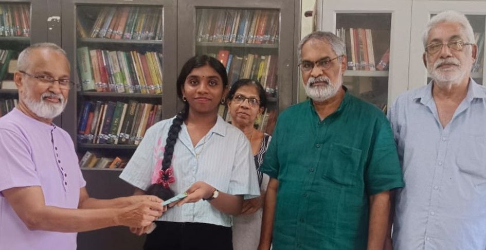 അയ്യന്തോൾ അപ്പൻ തമ്പുരാൻ വായനശാല പ്രസിഡന്റ്  ഹരിദാസ് മേനോനിൽ നിന്നും അന്നമറിയ അംഗത്വം സ്വീകരിക്കുന്നു