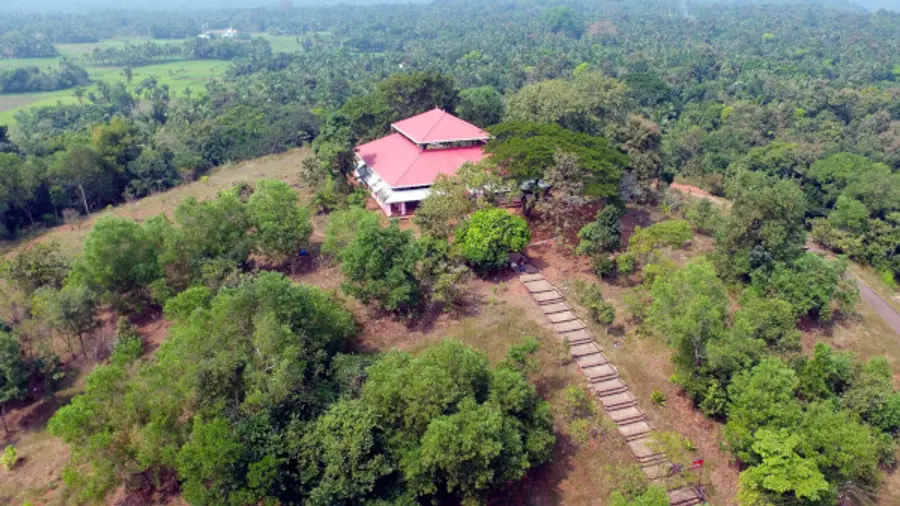 ദേവഹരിതം പുരസ്കാരം നേടിയ വീതു കുന്ന്