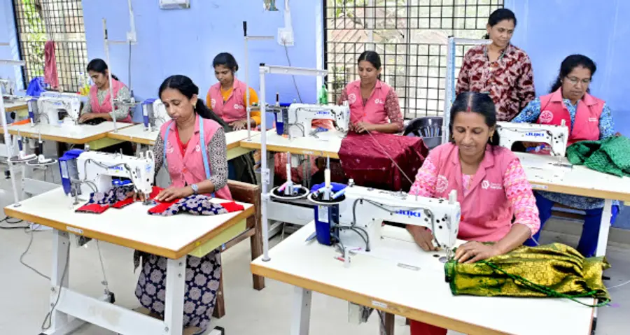 കരിന്തളം കോയിത്തട്ടയിലെ കുടുംബശ്രീ പ്രതീക്ഷ അപ്പാരൽ പാർക്കിൽ ജോലിയിൽ ഏർപ്പെട്ടവർ