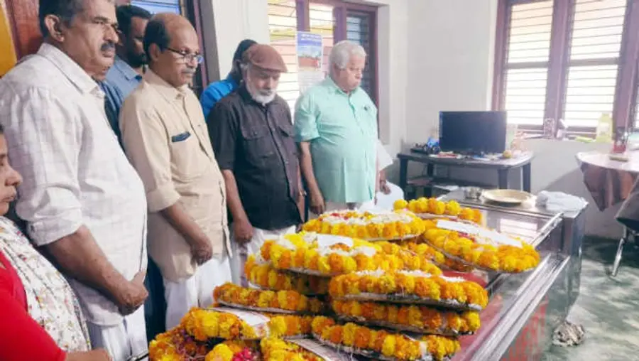 പി മാണിക്കുഞ്ഞിക്ക് സിപിഐ എം സംസ്ഥാന സെക്രട്ടറിയറ്റംഗം എം വി ജയരാജൻ, ജില്ലാ സെക്രട്ടറി എം രാജഗോപാലൻ എംഎൽഎ, സംസ്ഥാന കമ്മറ്റിയംഗം കെ പി സതീഷ് ചന്ദ്രൻ എന്നിവർ അന്തിമോപചാരമർപ്പിക്കുന്നു
