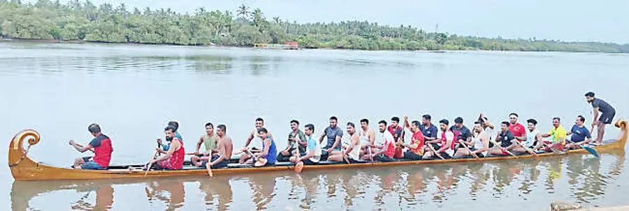 മേലൂർ ഗുംട്ടി മുക്ക് സുഗുണൻ മാസ്റ്റർ ആർട്സ് ആൻഡ്‌ സ്പോർട്സ് ക്ലബ്‌ ടീം അഞ്ചരക്കണ്ടിപ്പുഴയിൽ ചുരുളൻവള്ളത്തിൽ പരിശീലനം നടത്തുന്നു