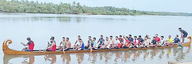 മേലൂർ ഗുംട്ടി മുക്ക് സുഗുണൻ മാസ്റ്റർ ആർട്സ് ആൻഡ്‌ സ്പോർട്സ് ക്ലബ്‌ ടീം അഞ്ചരക്കണ്ടിപ്പുഴയിൽ ചുരുളൻവള്ളത്തിൽ പരിശീലനം നടത്തുന്നു