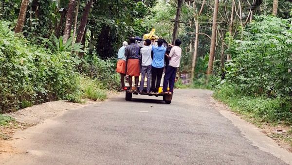 ജീപ്പിനുപിറകിൽ തൂങ്ങി യാത്രചെയ്യുന്ന  വിദ്യാർഥികൾ ഉൾപ്പെടെയുള്ളവർ 