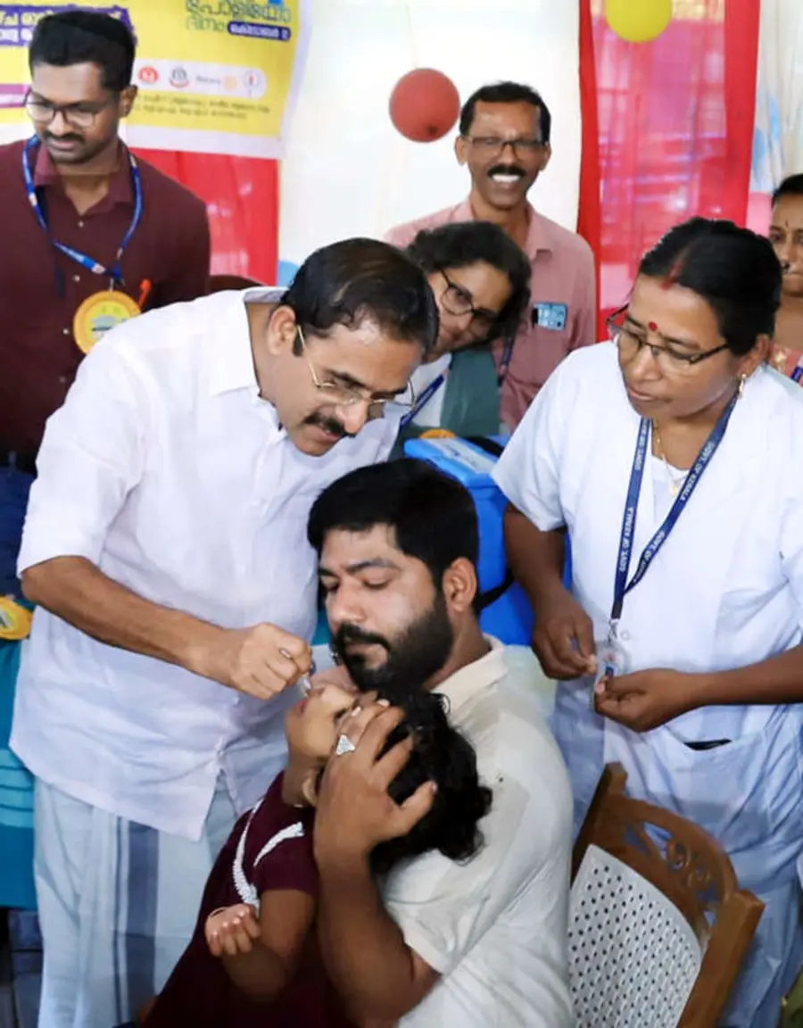 പള്ളിക്കര കുടുംബാരോഗ്യകേന്ദ്രത്തിൽ പൾസ്‌ പോളിയോ തുള്ളിമരുന്ന്‌ നൽകി സി എച്ച് കുഞ്ഞമ്പു എംഎൽഎ  ജില്ലാതല ഉദ്‌ഘാടനം നിർവഹിക്കുന്നു