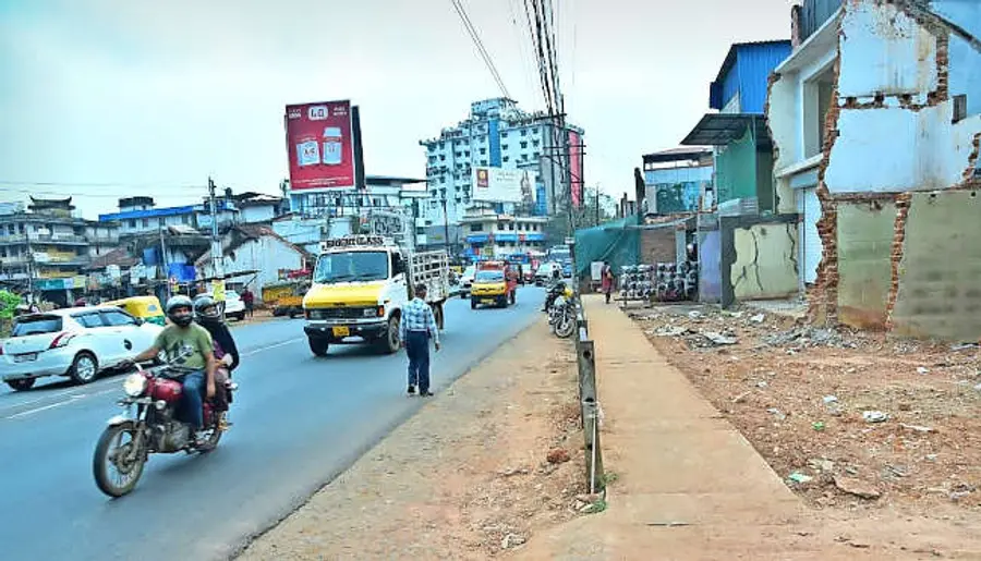 സൗത്ത് ബസാർ മേൽപ്പാലം പദ്ധതിയുടെ ആദ്യഘട്ടത്തിൽ ഉൾപ്പെട്ട കെട്ടിടങ്ങൾ പൊളിച്ചുമാറ്റുന്ന പ്രവൃത്തി പുരോഗമിക്കുന്നു