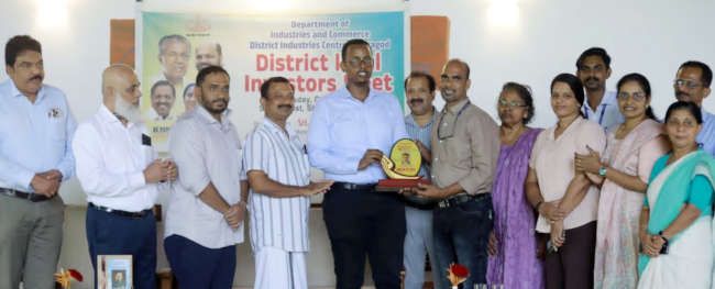 മുന്നാട് നടന്ന നിക്ഷേപക സംഗമത്തിൽ സൊമാലിയയിൽ നിന്നുള്ള സംരംഭകൻ ഷാഫി ഇസ്മയിൽ അഹമദിനെ  ജില്ലാ വ്യവസായ കേന്ദ്രം മാനേജർ കെ സജിത് കുമാർ ആദരിക്കുന്നു