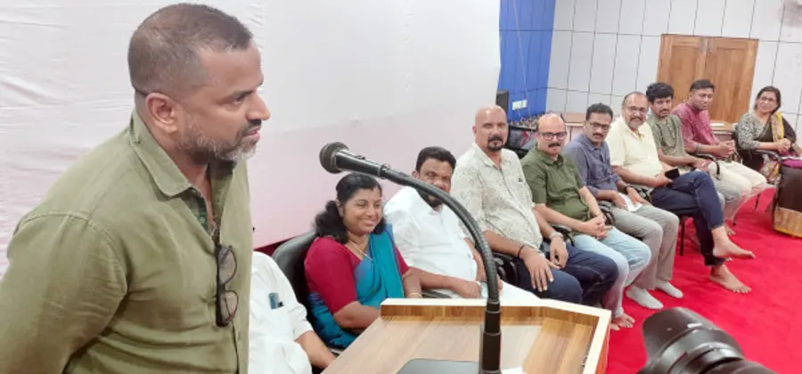 കാഞ്ഞങ്ങാട് ആർട് ഫോറവും ബ്ലോക്ക് പഞ്ചായത്തും ചേർന്ന് സംഘടിപ്പിക്കുന്ന അന്താരാഷ്ട്ര ചലച്ചിത്രോത്സവം
സംവിധായകൻ സെന്നാ ഹെഗ്ഡെ ഉദ്ഘാടനം ചെയ്യുന്നു