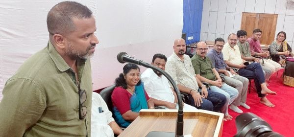 കാഞ്ഞങ്ങാട് ആർട്‌ ഫോറവും ബ്ലോക്ക് പഞ്ചായത്തും ചേർന്ന്‌ സംഘടിപ്പിക്കുന്ന  അന്താരാഷ്ട്ര ചലച്ചിത്രോത്സവം  സംവിധായകൻ സെന്നാ ഹെഗ്‌ഡെ ഉദ്‌ഘാടനം ചെയ്യുന്നു​