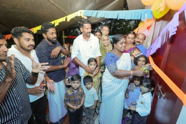 കാരശേരി പഞ്ചായത്തിലെ നോർത്ത് കാരശേരി കമ്പളവൻ ഉമ്മാച്ച മെമ്മോറിയൽ  അങ്കണവാടി കെട്ടിടം പഞ്ചായത്ത് അംഗം വി പി സ്മിത നാടമുറിച്ച് ഉദ്ഘാടനം ചെയ്യുന്നു