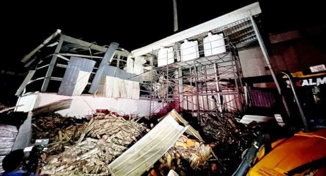 അനന്തപുരം വ്യവസായ എസ്റ്റേറ്റിലെ പൊട്ടിത്തെറിയിൽ തകർന്ന പ്ലൈവുഡ്‌ ഫാക്ടറി 