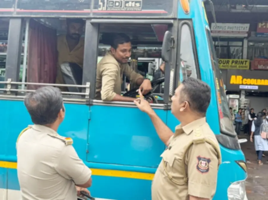 ജീവനക്കാരുടെ ലഹരി ഉപയോഗം കണ്ടെത്തുന്നതിനായി രാമനാട്ടുകര ഫറോക്ക്
ജോയിന്റ് ആർടിഒ നേതൃത്വത്തിൽ സ്വകാര്യ ബസുകളിൽ പരിശോധന നടത്തുന്നു