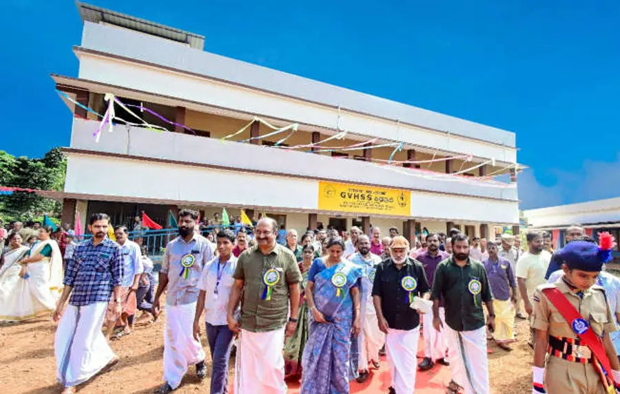 കയ്യൂർ ജിവിഎച്ച്‌എസ്‌എസ്‌ കെട്ടിടം ഉദ്‌ഘാടനം ചെയ്യാനെത്തിയ മന്ത്രി കെ എൻ ബാലഗോപാലിനെ വേദിയിലേക്ക്‌ ആനയിക്കുന്നു