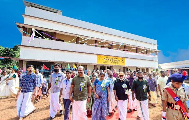 കയ്യൂർ ജിവിഎച്ച്‌എസ്‌എസ്‌ കെട്ടിടം ഉദ്‌ഘാടനം ചെയ്യാനെത്തിയ മന്ത്രി കെ എൻ ബാലഗോപാലിനെ വേദിയിലേക്ക്‌ ആനയിക്കുന്നു