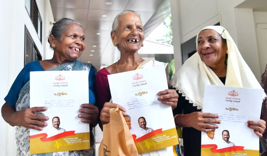 ഇനി സ്വപ്നഭൂമിയില്‍ .. കോവൂരില്‍ നടന്ന ജില്ലാതല പട്ടയമേളയില്‍ പട്ടയം ഏറ്റുവാങ്ങിയ വടകര ഏറാമല മൊട്ടേമ്മല്‍ ലക്ഷംവീട് നഗറിലെ ചീരുവും മാതുവും നഫീസയും.