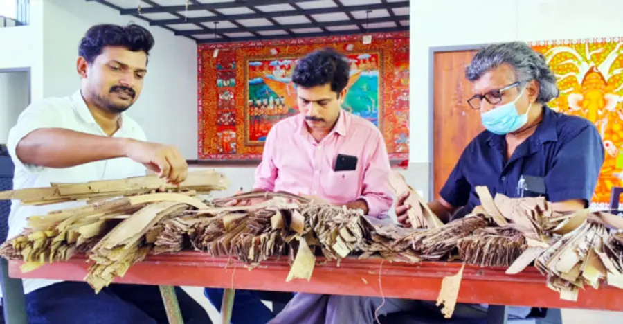 തൃക്കരിപ്പൂർ ചക്രപാണി ക്ഷേത്രത്തിലെ താളിയോലകൾ പുരാരേഖാവകുപ്പ് ഉദ്യോഗസ്ഥർ പരിശോധിക്കുന്നു