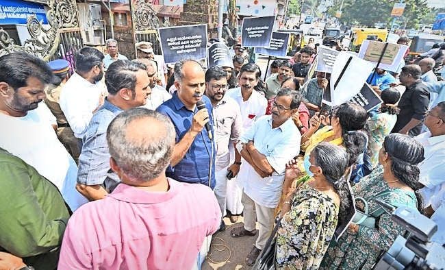 മരക്കാർകണ്ടി മലിനജല സംസ്‌കരണ പ്ലാന്റിന്റെ ടെൻഡർ റദ്ദാക്കിയ  സര്‍ക്കാര്‍ തീരുമാനത്തിൽ ആഹ്ലാദം പ്രകടിപ്പിച്ച് എൽഡിഎഫ് പ്രവർത്തകർ   കോർപ്പറേഷൻ ഓഫീസിനുമുന്നിൽ നടത്തിയ പ്രകടനം കെ വി സുമേഷ് എംഎല്‍എ ഉദ്ഘാടനം ചെയ്യുന്നു