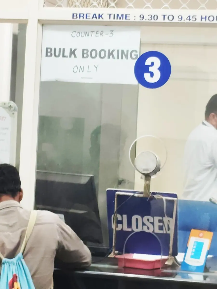 കോഴിക്കോട്‌ റെയിൽവെ സ്‌റ്റേഷൻ നാലാം പ്ലാറ്റ്ഫോമിലെ റിസർവേഷൻ ക‍ൗണ്ടർ അടച്ചിട്ടിട്ട്‌ ‘ബൾക്ക്‌ബുക്കിങ്‌ ഓൺലി’ എന്ന്‌   എഴുതിയിരിക്കുന്നു