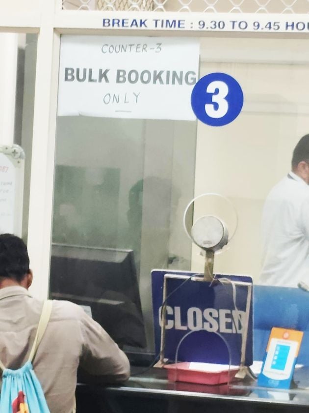 കോഴിക്കോട്‌ റെയിൽവെ സ്‌റ്റേഷൻ നാലാം പ്ലാറ്റ്ഫോമിലെ റിസർവേഷൻ ക‍ൗണ്ടർ അടച്ചിട്ടിട്ട്‌ ‘ബൾക്ക്‌ബുക്കിങ്‌ ഓൺലി’ എന്ന്‌   എഴുതിയിരിക്കുന്നു