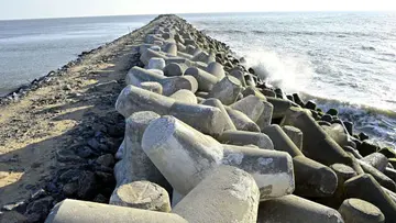 കാസർകോട് കടപ്പുറത്ത് തുറമുഖ നിർമാണത്തിന്റെ ഭാഗമായി ടെട്രോപാഡ് ഉപയോഗിച്ച് നിർമാണം പൂർത്തീകരിച്ച പുലിമുട്ട്