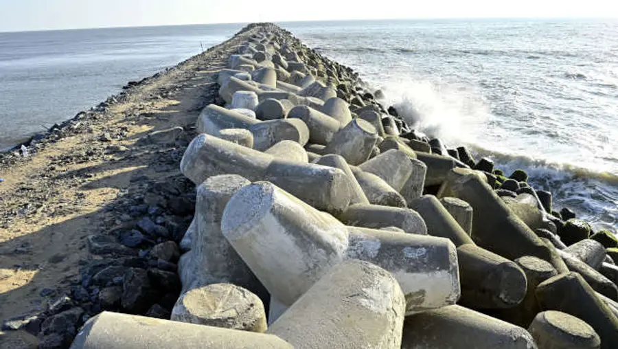 കാസർകോട്‌ കടപ്പുറത്ത്‌ തുറമുഖ നിർമാണത്തിന്റെ ഭാഗമായി ടെട്രോപാഡ്‌ ഉപയോഗിച്ച്‌ നിർമാണം പൂർത്തീകരിച്ച പുലിമുട്ട്‌