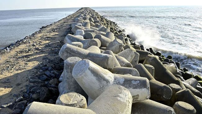 കാസർകോട്‌ കടപ്പുറത്ത്‌ തുറമുഖ നിർമാണത്തിന്റെ ഭാഗമായി ടെട്രോപാഡ്‌ ഉപയോഗിച്ച്‌ നിർമാണം പൂർത്തീകരിച്ച പുലിമുട്ട്‌
