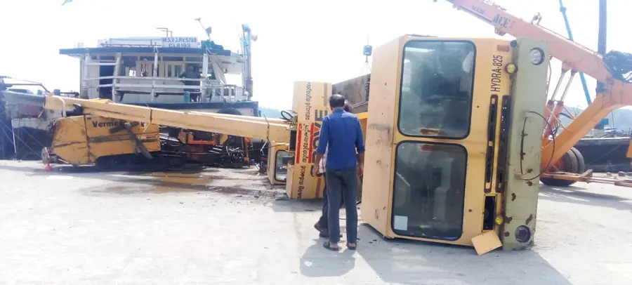 ബേപ്പൂർ തുറമുഖത്ത് ക്രെയിൻ മറിഞ്ഞുണ്ടായ അപകടം