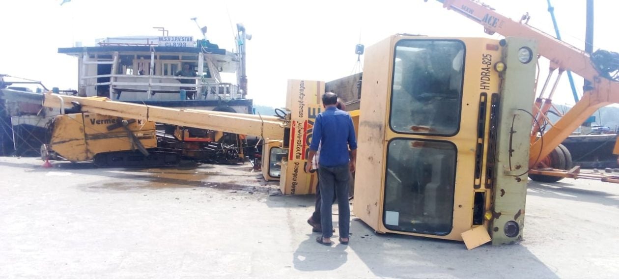  ബേപ്പൂർ തുറമുഖത്ത് ക്രെയിൻ മറിഞ്ഞുണ്ടായ അപകടം