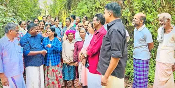 ജില്ലാ പഞ്ചായത്ത് മയ്യിൽ ഡിവിഷൻ എൽഡിഎഫ്‌ സ്ഥാനാർഥി കെ മോഹനൻ  കുറുവോട്ടുമൂലയിലെ തൊഴിലുറപ്പ് തൊഴിലാളികൾക്കൊപ്പം 