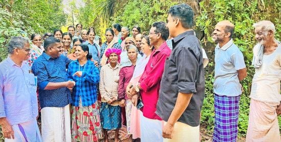 ജില്ലാ പഞ്ചായത്ത് മയ്യിൽ ഡിവിഷൻ എൽഡിഎഫ്‌ സ്ഥാനാർഥി കെ മോഹനൻ  കുറുവോട്ടുമൂലയിലെ തൊഴിലുറപ്പ് തൊഴിലാളികൾക്കൊപ്പം 