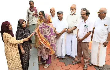 ജില്ലാ പഞ്ചായത്ത് പാട്യം ഡിവിഷൻ സ്ഥാനാർഥി ടി ഷബ്‌ന കാര്യാട്ടുപുറത്ത് പ്രചാരണത്തിനിടെ