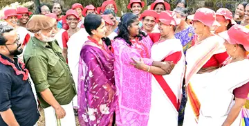 ജില്ലാ പഞ്ചായത്ത്‌ പെരിയ ഡിവിഷൻ എല്‍ഡിഎഫ് സ്ഥാനാര്‍ഥി  കെ കെ സോയയെ മുതിർന്ന പാർടി പ്രവർത്തക കൊളവയലിലെ വെള്ളച്ചിയമ്മ ആശ്ലേഷിക്കുന്നു