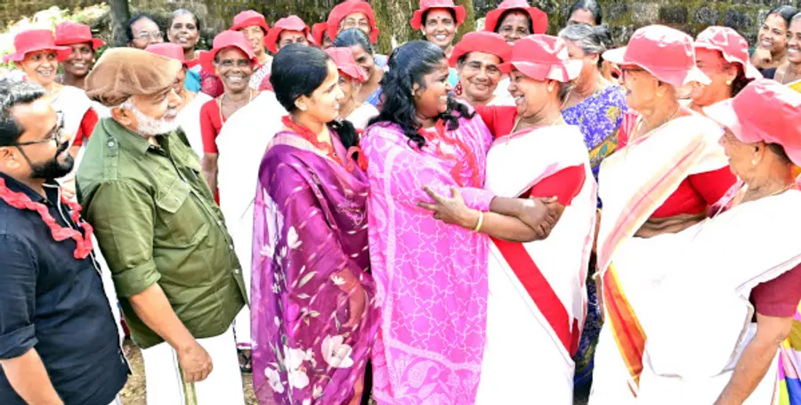 ജില്ലാ പഞ്ചായത്ത്‌ പെരിയ ഡിവിഷൻ എല്‍ഡിഎഫ് സ്ഥാനാര്‍ഥി  കെ കെ സോയയെ മുതിർന്ന പാർടി പ്രവർത്തക കൊളവയലിലെ വെള്ളച്ചിയമ്മ ആശ്ലേഷിക്കുന്നു