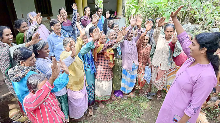 ജില്ലാ പഞ്ചായത്ത് ചെറുകുന്ന് ഡിവിഷൻ എൽഡിഎഫ് സ്ഥാനാർഥി എം വി ഷിമ ഏഴോം ബോട്ട് കടവിന് സമീപം  തൊഴിലുറപ്പ് തൊഴിലാളികളോട് വോട്ടഭ്യർഥിക്കുന്നു