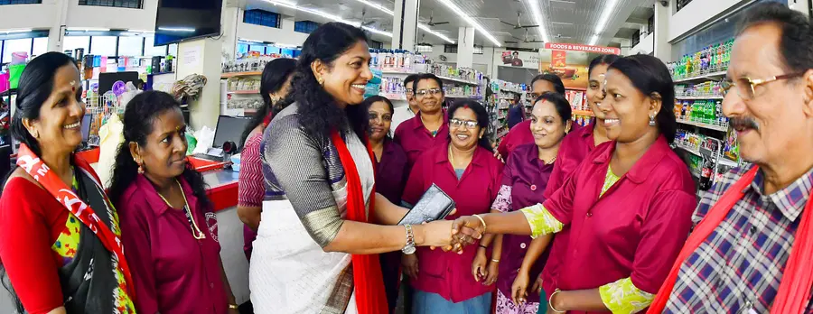 തലോർ നീതി സഹകരണ സൂപ്പർമാർക്കറ്റിലെ ജീവനക്കാരോട് വോട്ട്  അഭ്യര്ഥിക്കുന്ന ജില്ലാ പഞ്ചായത്ത് ആമ്പല്ലൂർ  ഡിവിഷൻ എൽ ഡി എഫ്  സ്ഥാനാർഥി ഷീല ജോർജ്‌