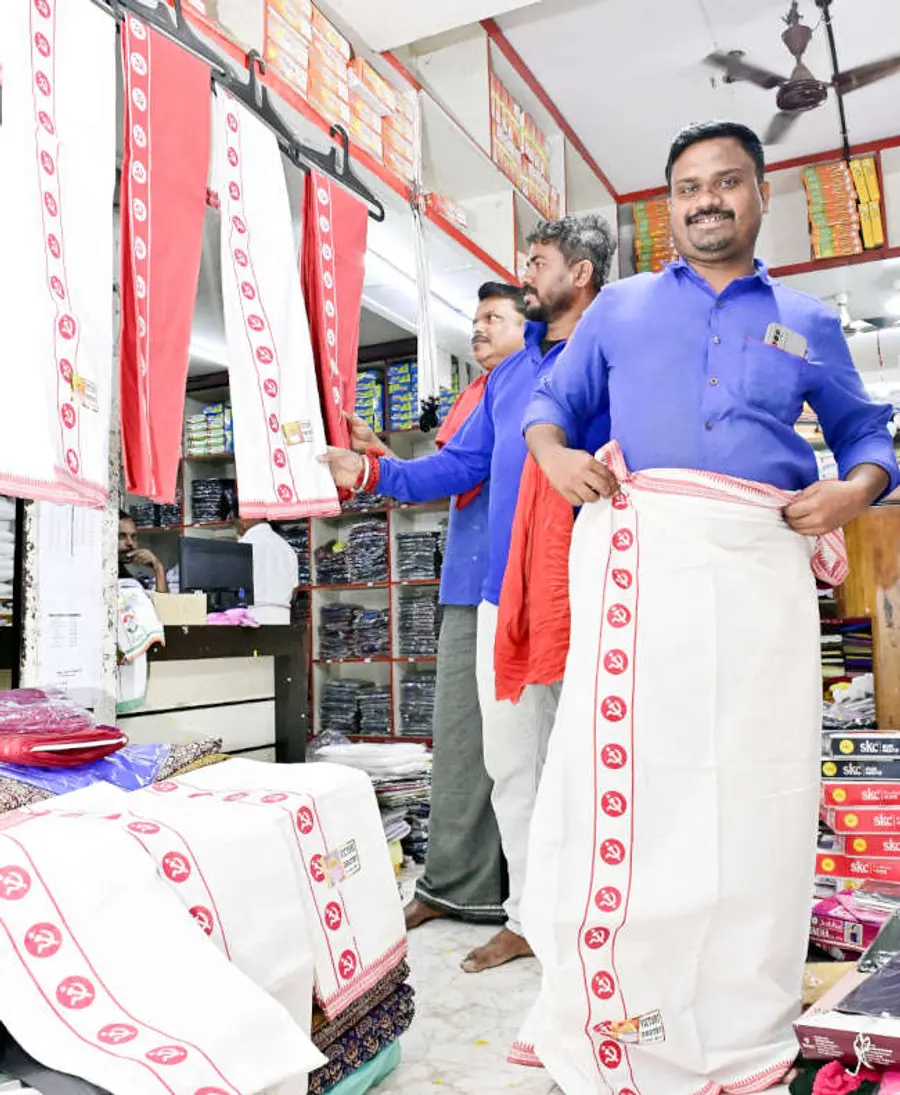 കാഞ്ഞങ്ങാട്ടെ വസ്ത്രവ്യാപാര സ്ഥാപനത്തിൽ അരിവാൾ
ചുറ്റിക കരയുള്ള മുണ്ട് തിരയുന്ന സിഐടിയു പ്രവർത്തകർ