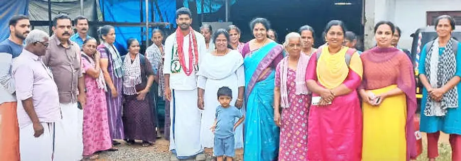 ജില്ലാ പഞ്ചായത്ത്‌ പയ്യാവൂർ ഡിവിഷൻ എൽഡിഎഫ് സ്ഥാനാർഥി ജെയിംസ് മെെക്കിൾ മുയിപ്രയിൽ തെരഞ്ഞെടുപ്പ് പ്രചാരണത്തിനിടെ 