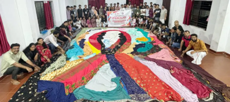 കാഞ്ഞങ്ങാട് നെഹ്റു കോളേജിൽ നടക്കുന്ന കണ്ണൂർ സർവകലാശാലാ എൻഎസ്എസ് നേതൃ ക്യാന്പിലൊരുക്കിയ എയ്ഡ്സ് ബോധവൽക്കരണ സാരി കൊളാഷ്