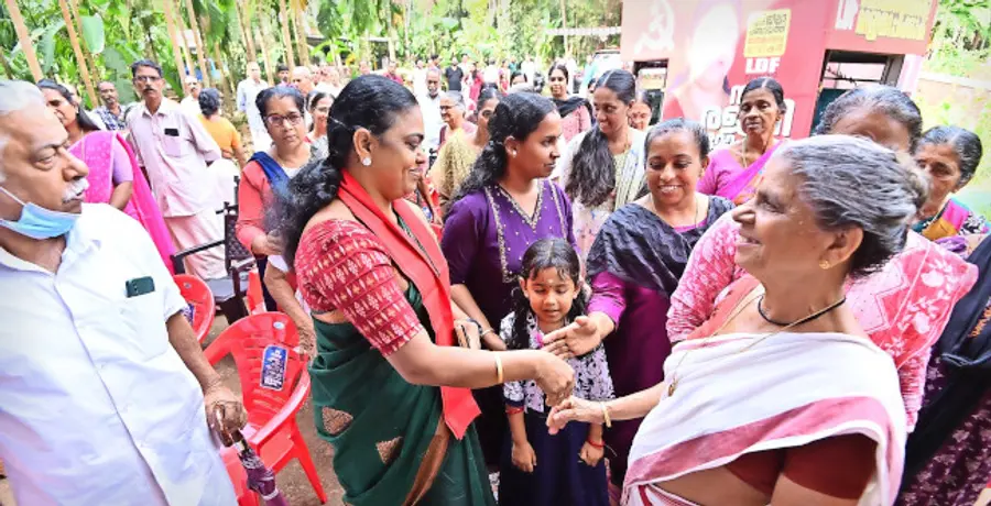 ജില്ലാ പഞ്ചായത്ത് മാതമംഗലം ഡിവിഷൻ എൽഡിഎഫ് സ്ഥാനാർഥി രജനി മോഹൻ മാതമംഗലം പുനിയംകോട്
വോട്ട് അഭ്യർഥിക്കുന്നു