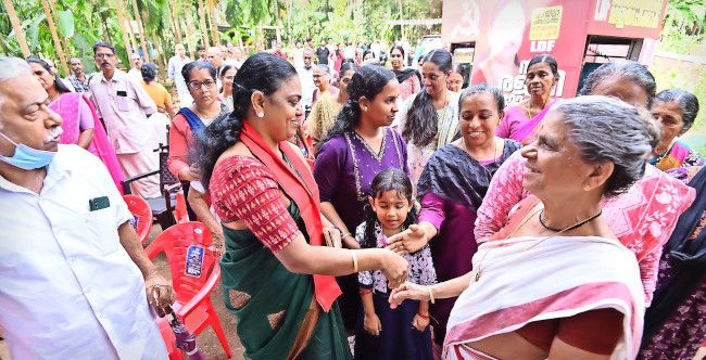 ജില്ലാ പഞ്ചായത്ത്‌ മാതമംഗലം ഡിവിഷൻ എൽഡിഎഫ് സ്ഥാനാർഥി രജനി മോഹൻ മാതമംഗലം പുനിയംകോട്  വോട്ട് അഭ്യർഥിക്കുന്നു