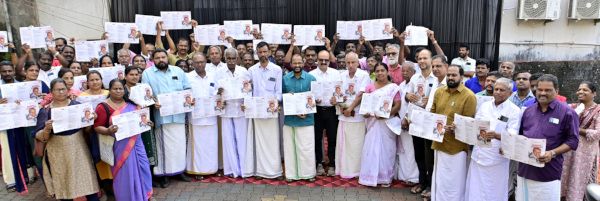 കാഞ്ഞങ്ങാട്‌ നഗരസഭാ എൽഡിഎഫ് പ്രകടന പത്രിക പ്രകാശിപ്പിച്ചപ്പോൾ