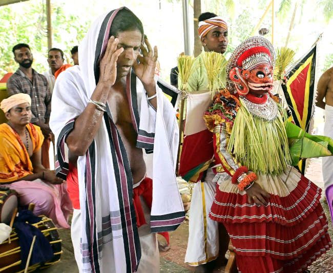 മടിക്കൈ മുണ്ടോട്ട് താഴത്ത് വീട് കോമറായ ദേവസ്ഥാനത്ത് കെട്ടിയാടിയ ബപ്പിരിയനും മാണിച്ചിയും 