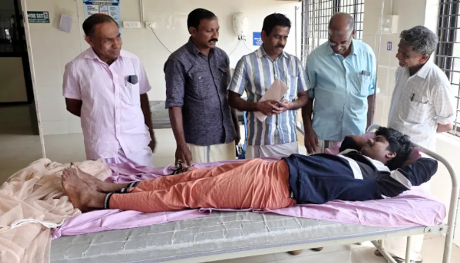 മുസ്ലിംലീഗ് അക്രമത്തിൽ പരിക്കേറ്റ് ചെറുവത്തൂർ ഗവ. ആശുപത്രിയിൽ ചികിത്സയിലുള്ളവരെ
സിപിഐ എം ഏരിയാസെക്രട്ടറി കെ ബാലകൃഷ്ണൻ സന്ദർശിച്ചപ്പോൾ