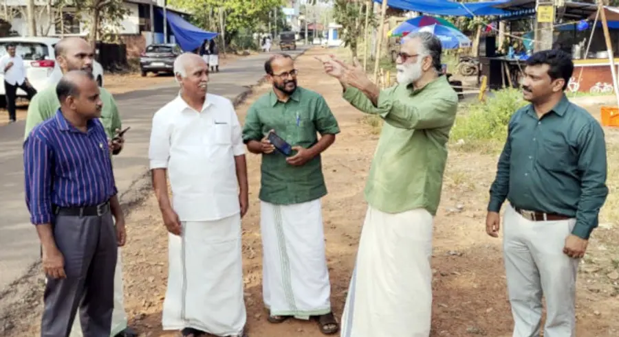 കാഞ്ഞങ്ങാട്ടെ ദേശീയപൈതൃക ഇടനാഴിയിലുള്പ്പെടുന്ന പ്രദേശങ്ങളിലൊന്നായ മേലാങ്കോട്ട് ഇ ചന്ദ്രശേഖരന് എംഎല്എ, നഗരസഭ കൗണ്സിലര് വി വി രമേശന്, വിനോദസഞ്ചാര വകുപ്പ് ഉദ്യോഗസ്ഥര് എന്നിവര് സന്ദര്ശിച്ചപ്പോള്