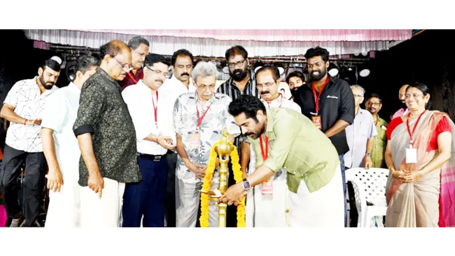 വെഞ്ഞാറമൂട് രാമചന്ദ്രൻ സ്മാരക നാടകോത്സവ സമാപന സമ്മേളനം നടൻ സുരാജ് വെഞ്ഞാറമൂട്  ഉദ്ഘാടനം ചെയ്യുന്നു 