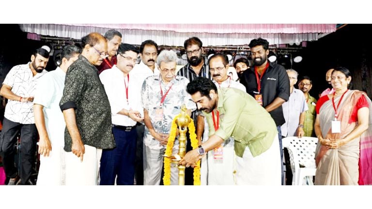 വെഞ്ഞാറമൂട് രാമചന്ദ്രൻ സ്മാരക നാടകോത്സവ സമാപന സമ്മേളനം നടൻ സുരാജ് വെഞ്ഞാറമൂട്  ഉദ്ഘാടനം ചെയ്യുന്നു 