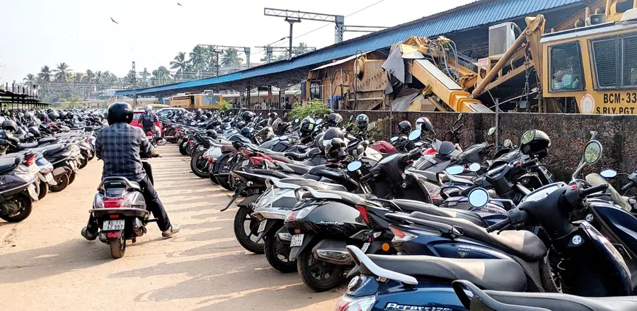 കോഴിക്കോട് റെയില്‍വേ സ്റ്റേഷന്‍ ഒന്നാം പ്ലാറ്റ് ഫോമിലെ ബേലൈനിനോട് തൊട്ട് ചേര്‍ന്ന് മേല്‍ക്കൂര പോലുമില്ലാതെ നിര്‍ത്തിയിട്ട ഇരുചക്രവാഹനങ്ങള്‍
